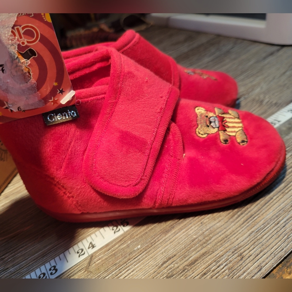 Cienta‎ NIB Kids Red Shoes with Bear Embroidery Size 10 Toddler